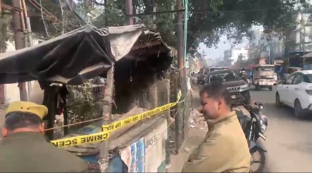 लालाराम वर्मा की हत्या कर दी गई। घटनास्थल पर जांच करती पुलिस।