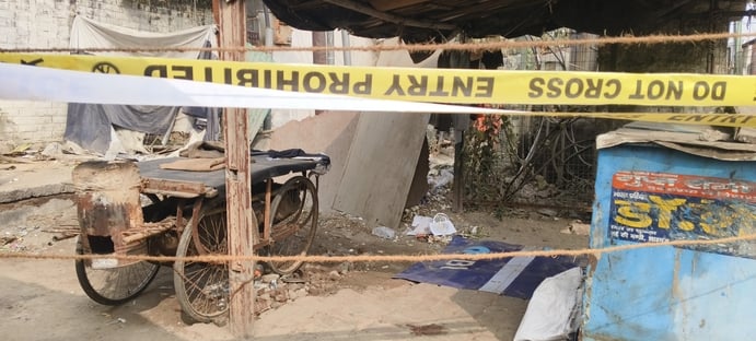 लालाराम वर्मा की हत्या कर दी गई। घटनास्थल पर जांच करती पुलिस।