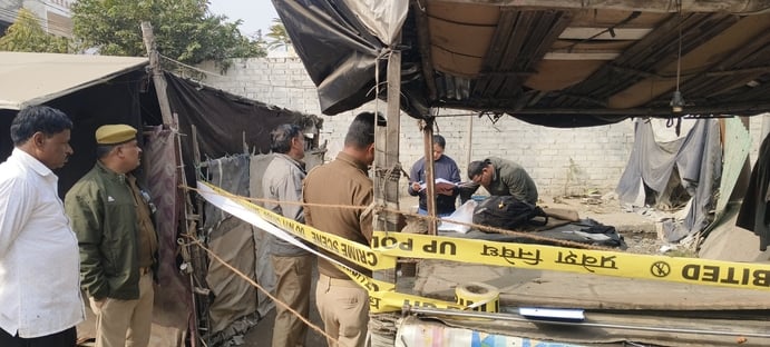 लालाराम वर्मा की हत्या कर दी गई। घटनास्थल पर जांच करती पुलिस।