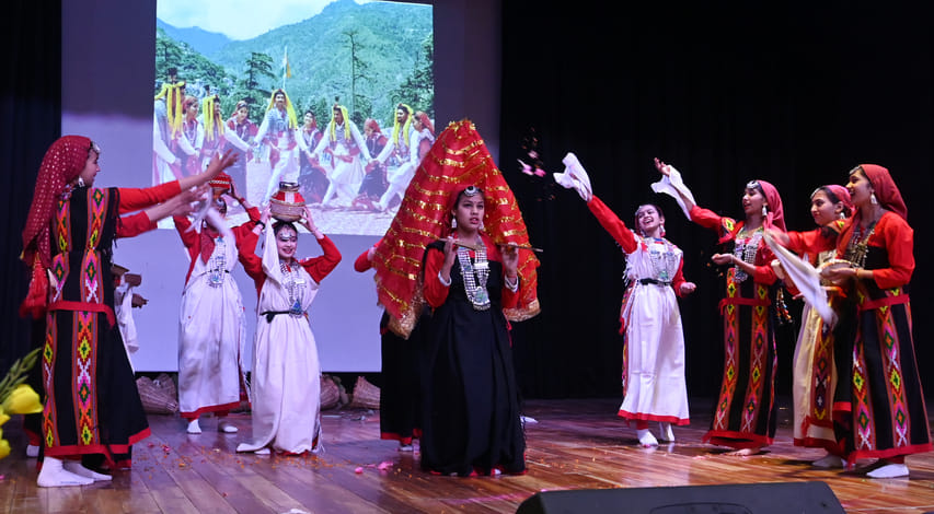 मंडी के संस्कृति सदन में गुरु गोबिंद सिंह पब्लिक स्कूल के वार्षिक परितोषिक वितरण समरोह में सा मंडी के संस्कृति सदन में गुरु गोबिंद सिंह पब्लिक स्कूल के वार्षिक परितोषिक वितरण समरोह में सा