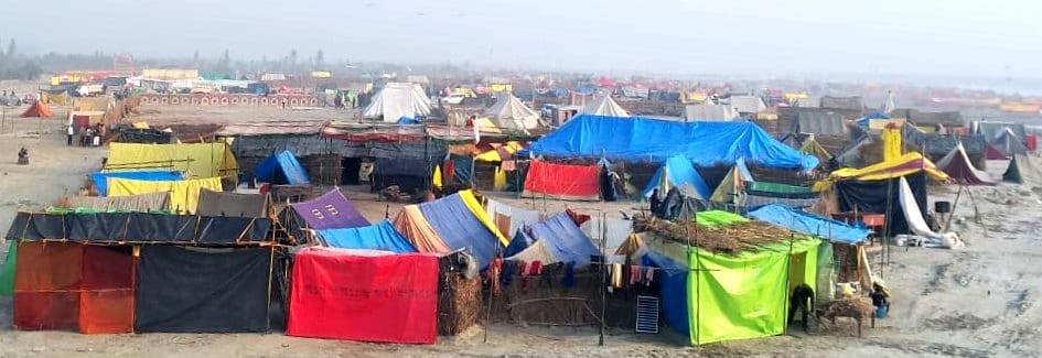 मिर्जापुर के ढाई घाट पर रास्ता बनाते कर्मी। संवाद मिर्जापुर के ढाई घाट पर रास्ता बनाते कर्मी। संवाद