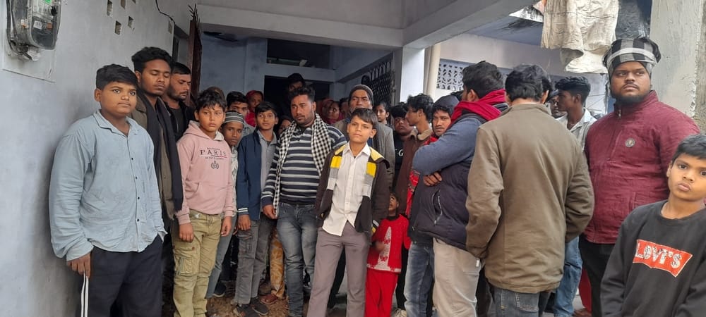 मृतक अलमास। उसके बिलखते परिजन व घर पर जुटी भीड़। मृतक अलमास। उसके बिलखते परिजन व घर पर जुटी भीड़।