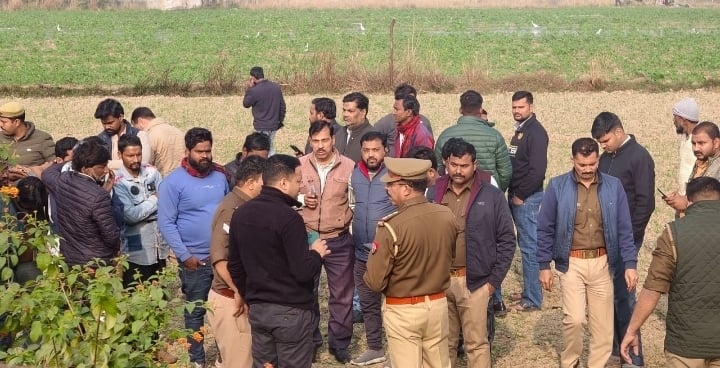 मृतक अलमास। उसके बिलखते परिजन व घर पर जुटी भीड़। मृतक अलमास। उसके बिलखते परिजन व घर पर जुटी भीड़।