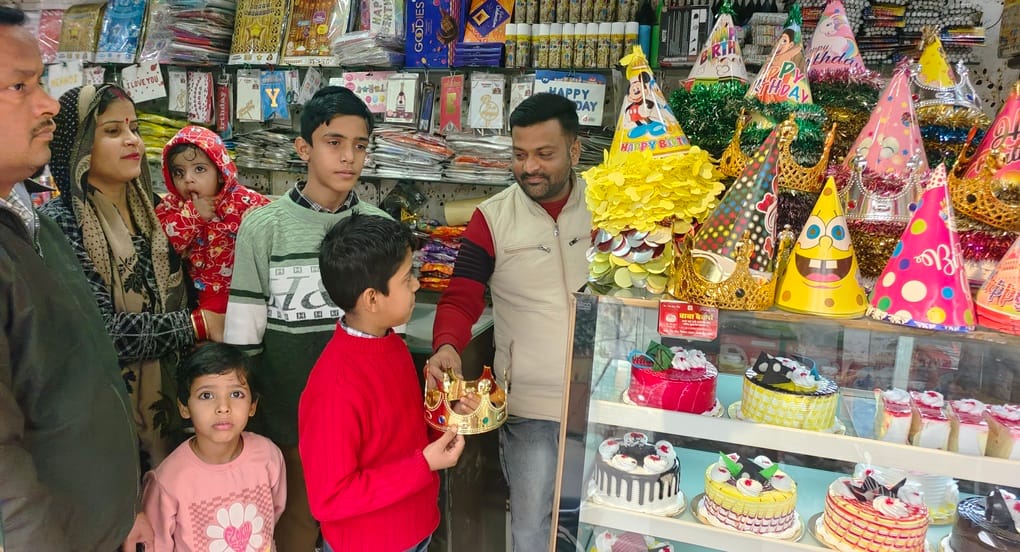 नए साल के लिए फूलों की दुकान पर हो रही खरीदारी। संवाद