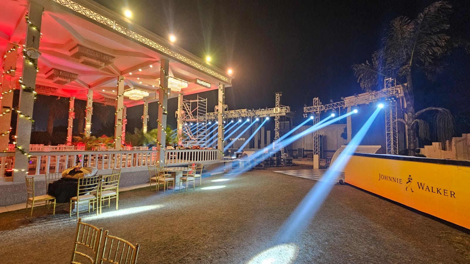 नए साल के मौके पर एक शास्त्रीनगर स्थित एक बेकरी में बनकर तैयार किए गए विभिन्न तरह के केक। .