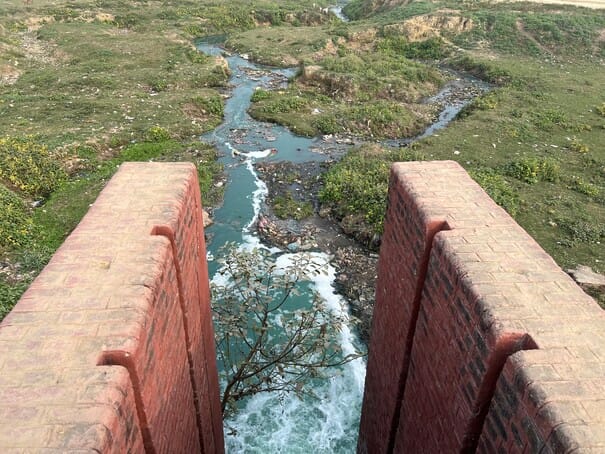 नगर के मड़ईयाघाट पर तमसा में गिरता नाले का गंदा पानी,कचड़ा रोकने के लिए लगाई गई जाली। नगर के मड़ईयाघाट पर तमसा में गिरता नाले का गंदा पानी,कचड़ा रोकने के लिए लगाई गई जाली।