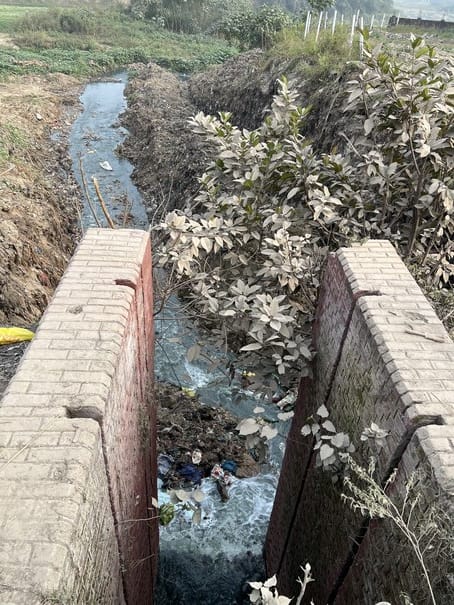नगर के मड़ईयाघाट पर तमसा में गिरता नाले का गंदा पानी,कचड़ा रोकने के लिए लगाई गई जाली। नगर के मड़ईयाघाट पर तमसा में गिरता नाले का गंदा पानी,कचड़ा रोकने के लिए लगाई गई जाली।