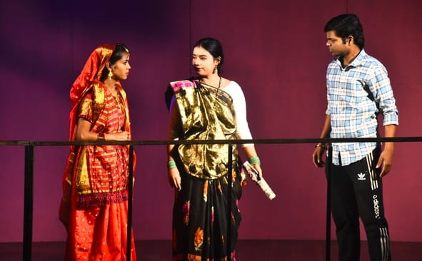 नाटक अरे... शरीफ लोग का, का मंचन अंतरराष्ट्रीय बौद्ध संस्थान में मंगलवार शाम किया गया। नाटक अरे... शरीफ लोग का, का मंचन अंतरराष्ट्रीय बौद्ध संस्थान में मंगलवार शाम किया गया।