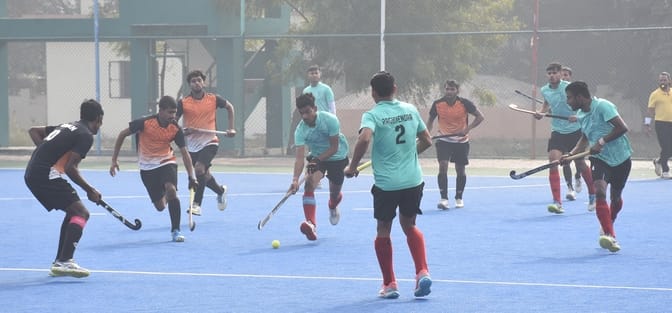 राज्य जूनियर बालक हॉकी प्रतियोगिता में भिड़ते खिलाड़ी।