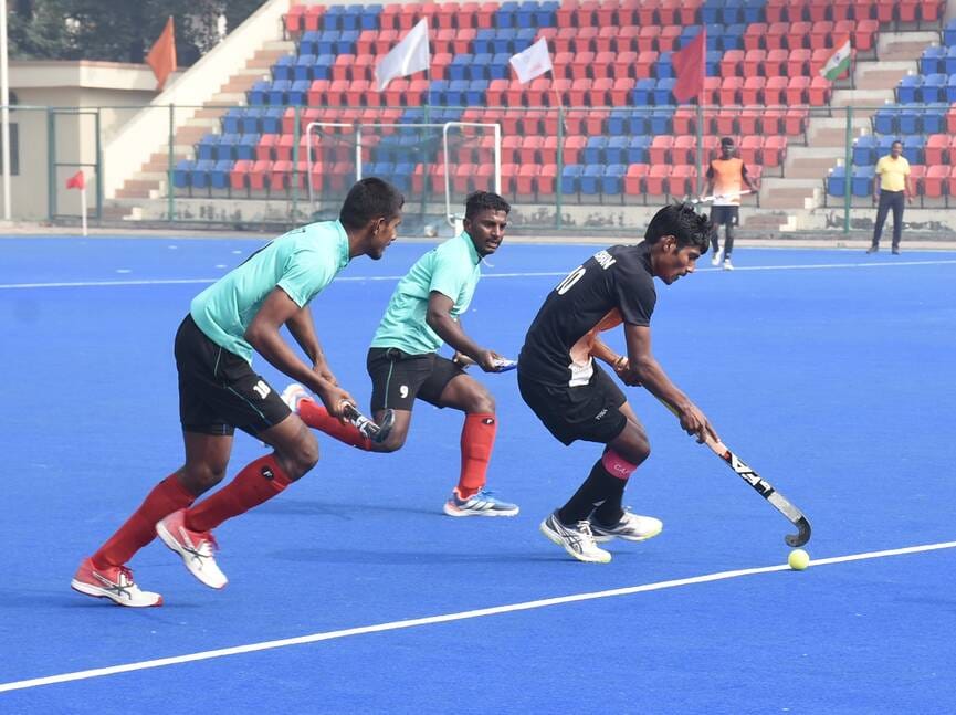राज्य जूनियर बालक हॉकी प्रतियोगिता में भिड़ते खिलाड़ी।