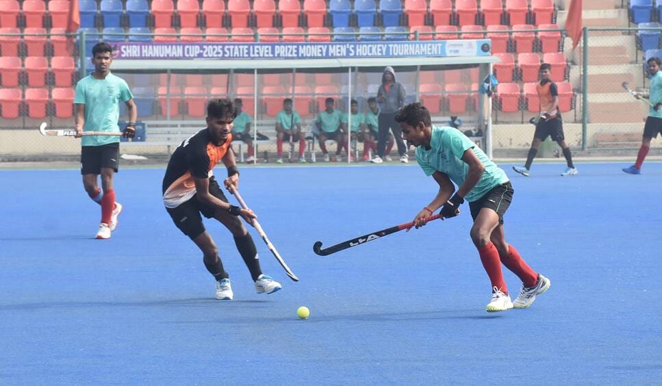 राज्य जूनियर बालक हॉकी प्रतियोगिता में भिड़ते खिलाड़ी।