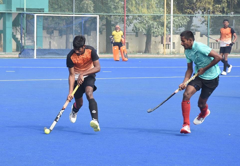 राज्य जूनियर बालक हॉकी प्रतियोगिता में भिड़ते खिलाड़ी।