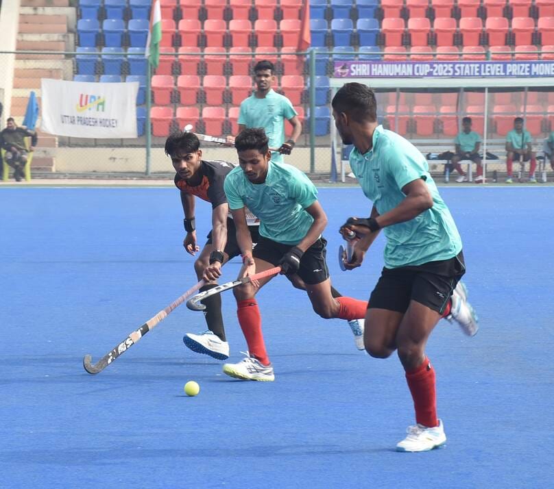 राज्य जूनियर बालक हॉकी प्रतियोगिता में भिड़ते खिलाड़ी।