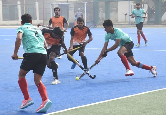 राज्य जूनियर बालक हॉकी प्रतियोगिता में भिड़ते खिलाड़ी।
