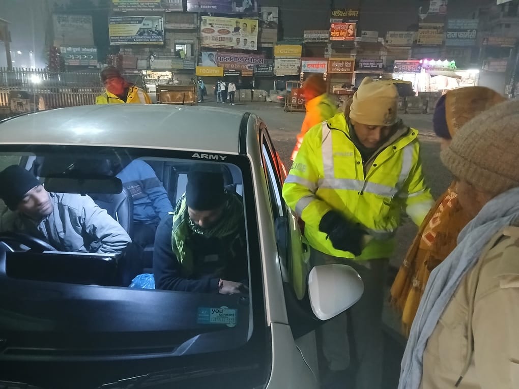 रेवाड़ी। नाई वाली चौक पर वाहनों की जांच करते पुलिसकर्मी। संवाद रेवाड़ी। नाई वाली चौक पर वाहनों की जांच करते पुलिसकर्मी। संवाद