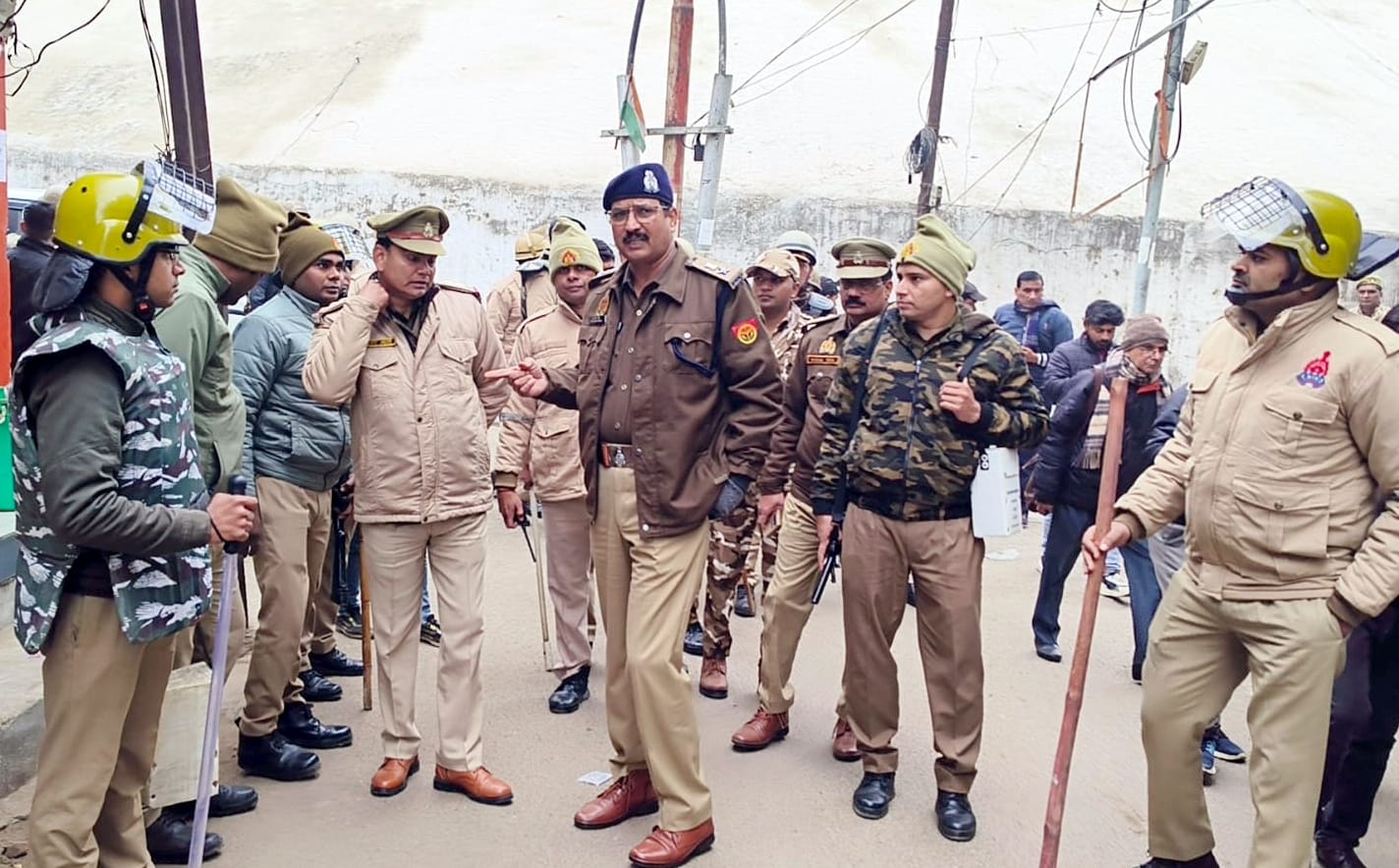 संभल में जामा मस्जिद के निकट कब्रिस्तान की भूमि का सीमाकंन करती राजस्व टीम। संवाद संभल में जामा मस्जिद के निकट कब्रिस्तान की भूमि का सीमाकंन करती राजस्व टीम। संवाद