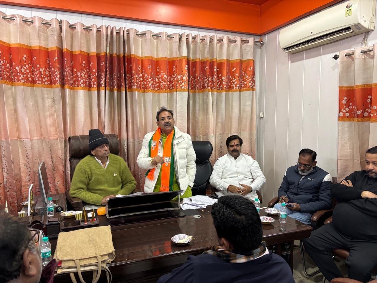सूरजकुंड स्थित महापौर कैम्प कार्यालय पर भाजपा के पार्षदों की बैठक आयोजित हुई। स्रोत : भाजपा। सूरजकुंड स्थित महापौर कैम्प कार्यालय पर भाजपा के पार्षदों की बैठक आयोजित हुई। स्रोत : भाजपा।