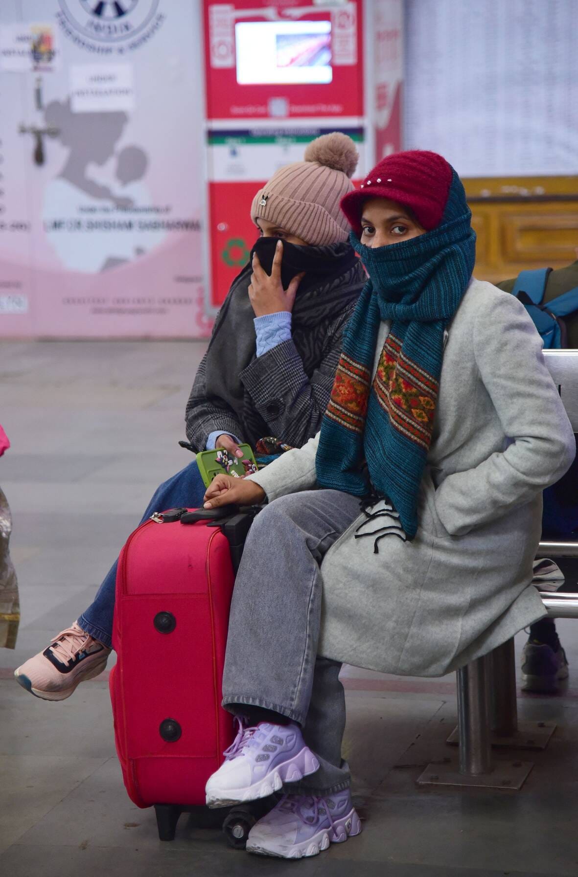 स्टेशन पर परेशान यात्री। स्टेशन पर परेशान यात्री।