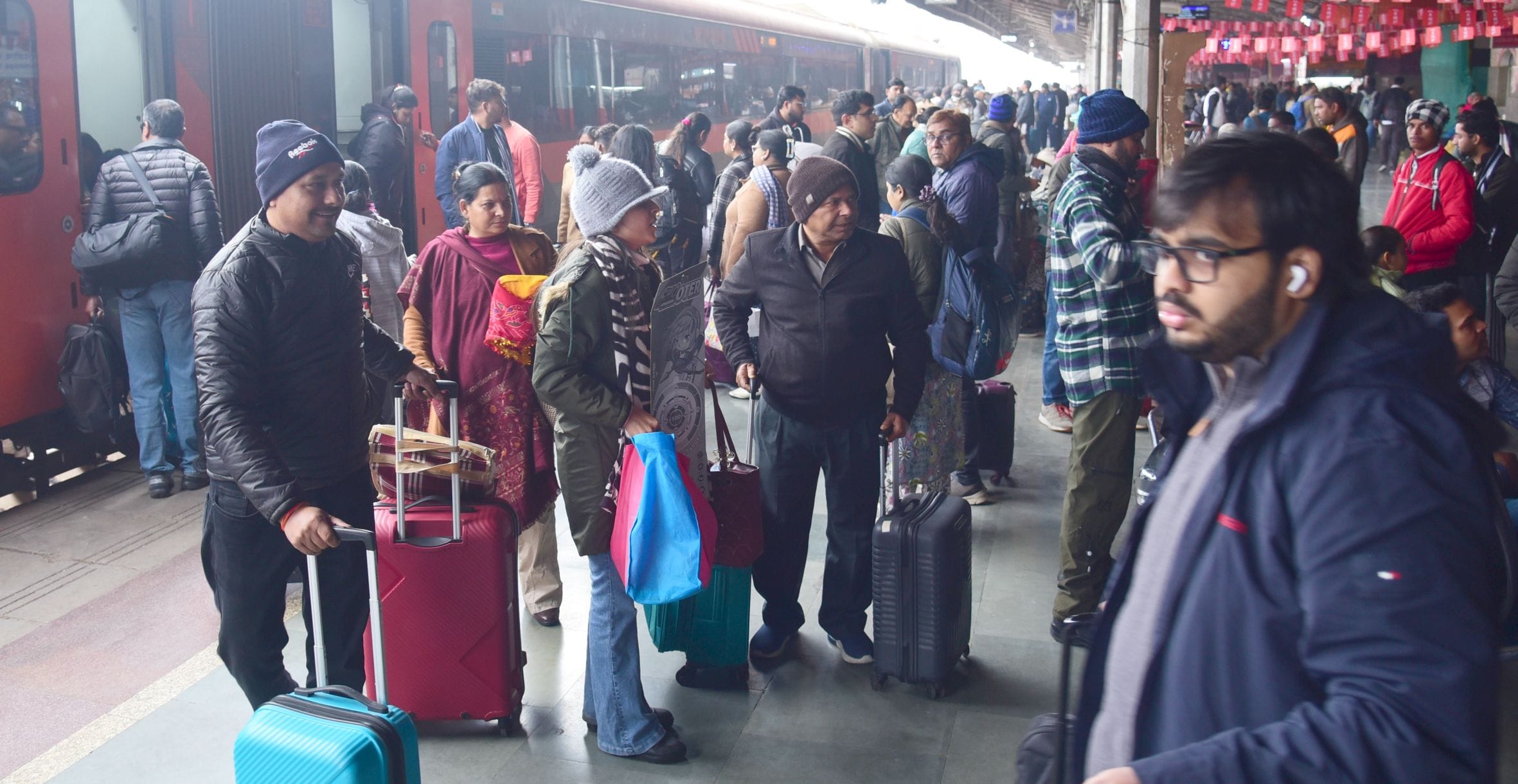 स्टेशन पर परेशान यात्री। स्टेशन पर परेशान यात्री।