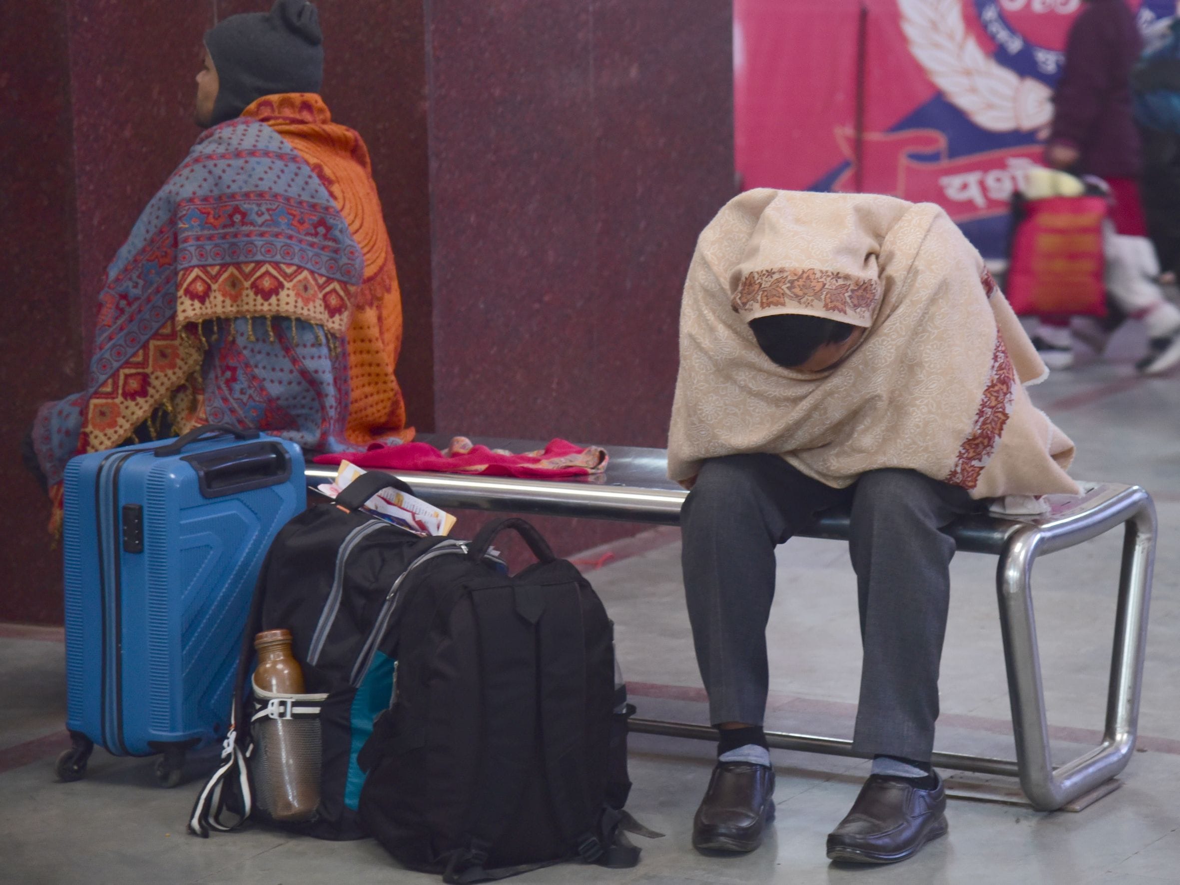 स्टेशन पर परेशान यात्री। स्टेशन पर परेशान यात्री।