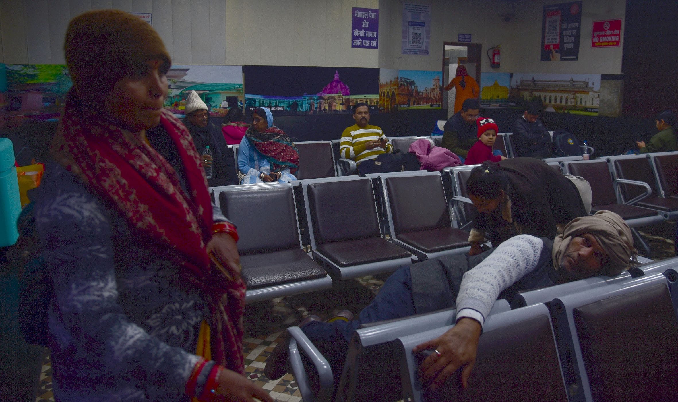 स्टेशन पर परेशान यात्री। स्टेशन पर परेशान यात्री।