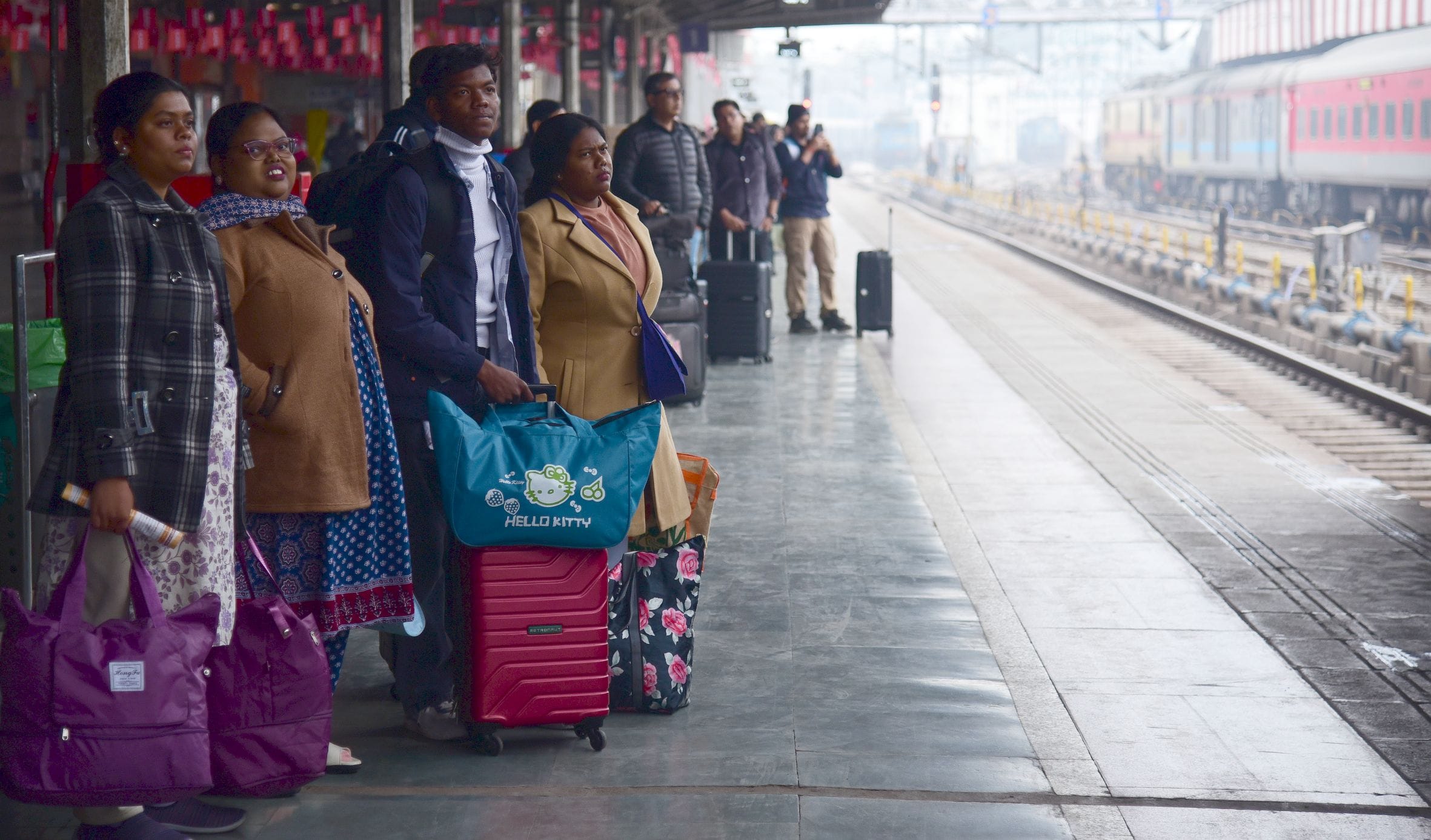 स्टेशन पर परेशान यात्री। स्टेशन पर परेशान यात्री।
