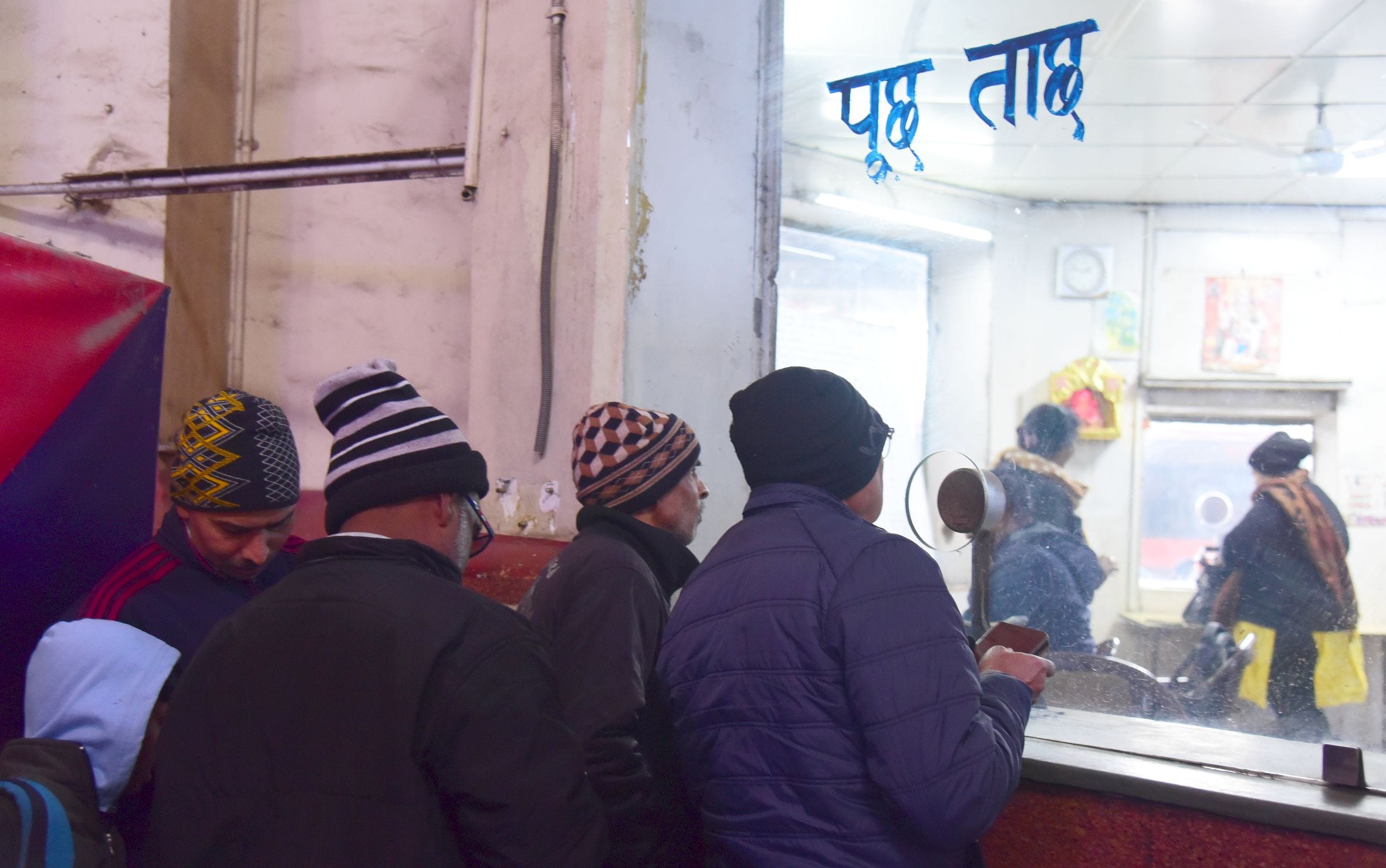 स्टेशन पर परेशान यात्री। स्टेशन पर परेशान यात्री।