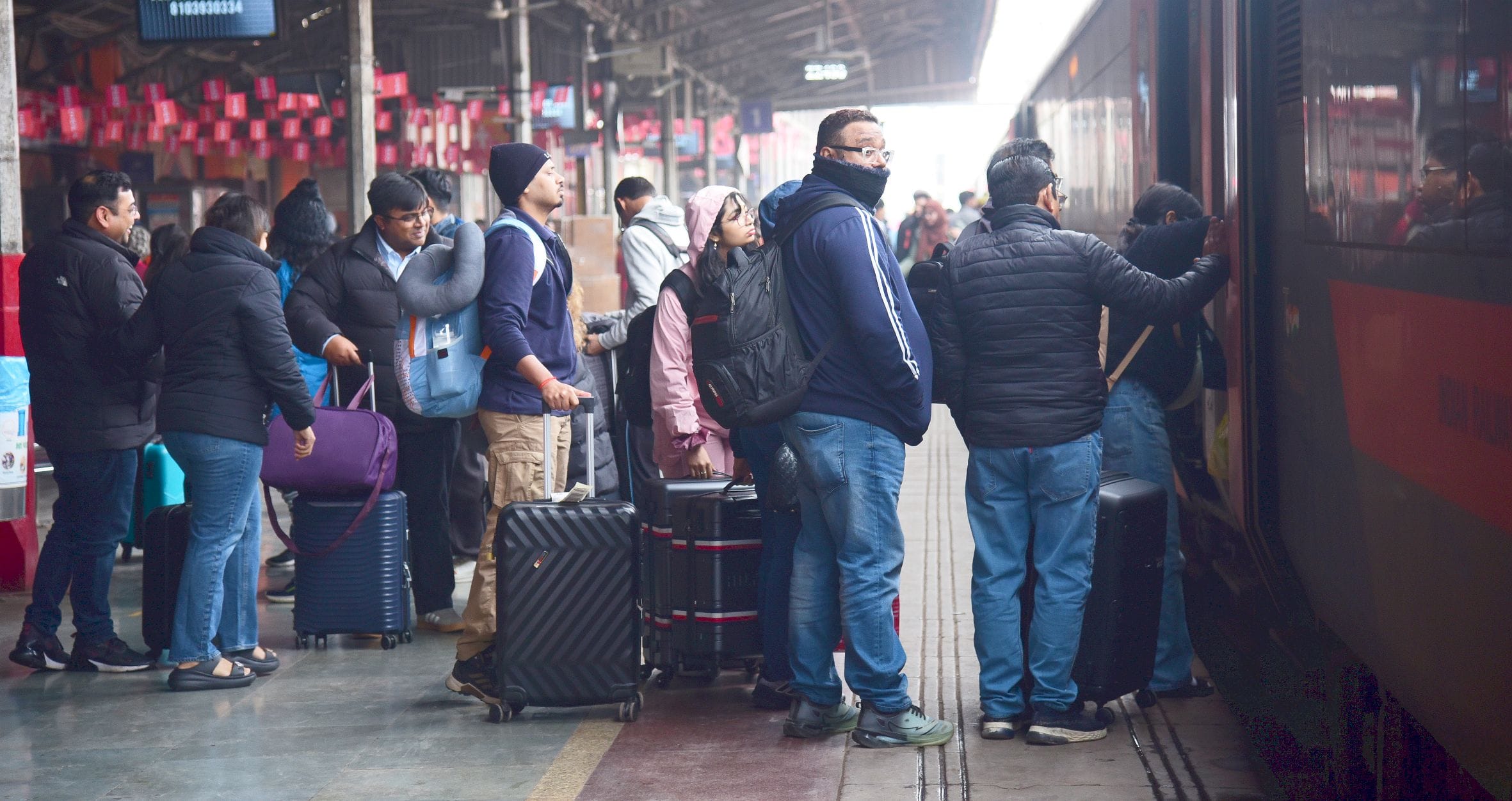 स्टेशन पर परेशान यात्री। स्टेशन पर परेशान यात्री।