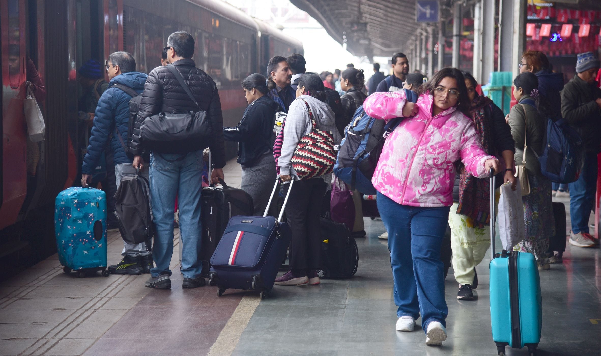स्टेशन पर परेशान यात्री। स्टेशन पर परेशान यात्री।