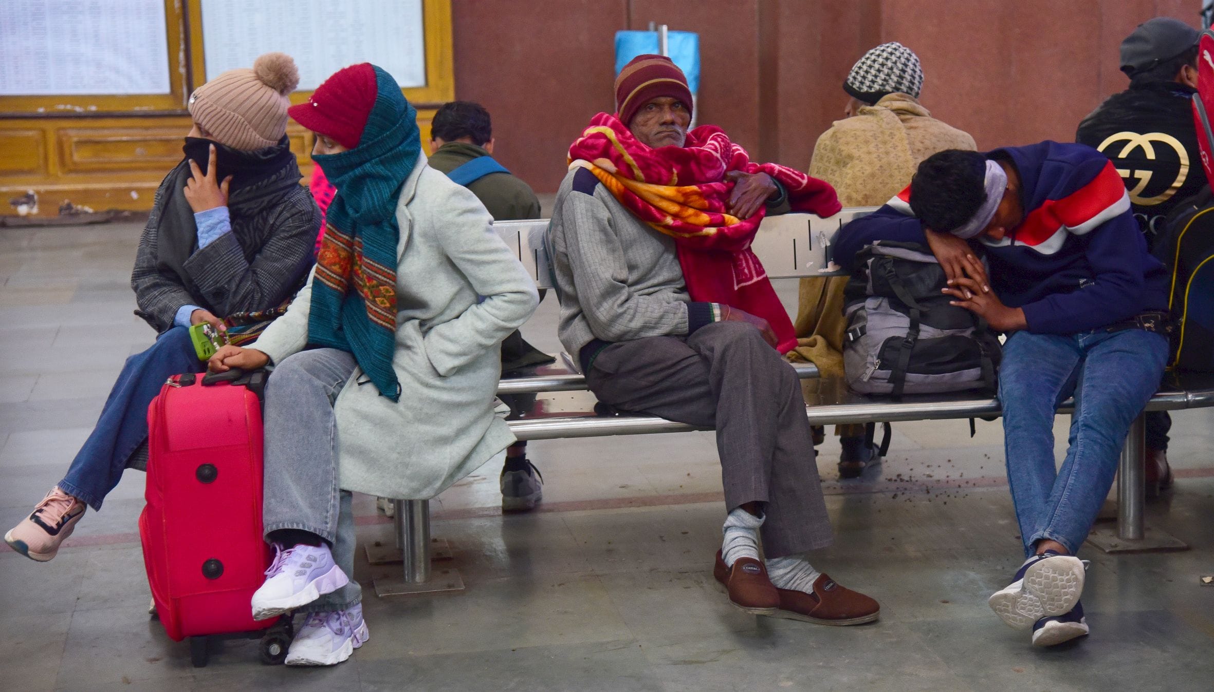 स्टेशन पर परेशान यात्री। स्टेशन पर परेशान यात्री।