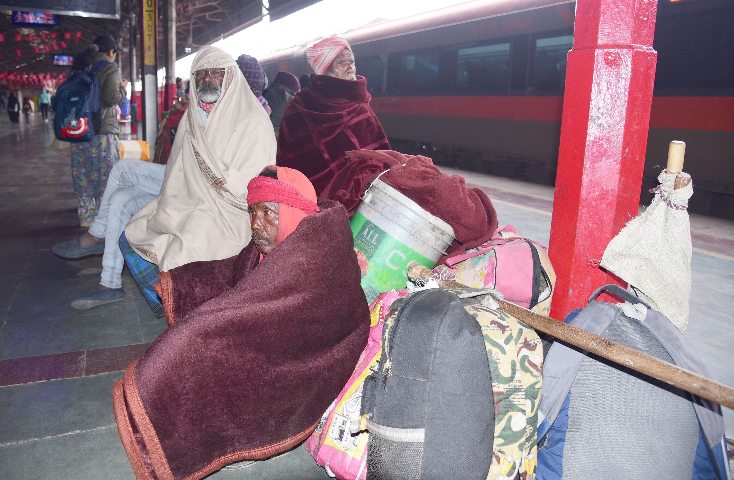 स्टेशन पर परेशान यात्री। स्टेशन पर परेशान यात्री।