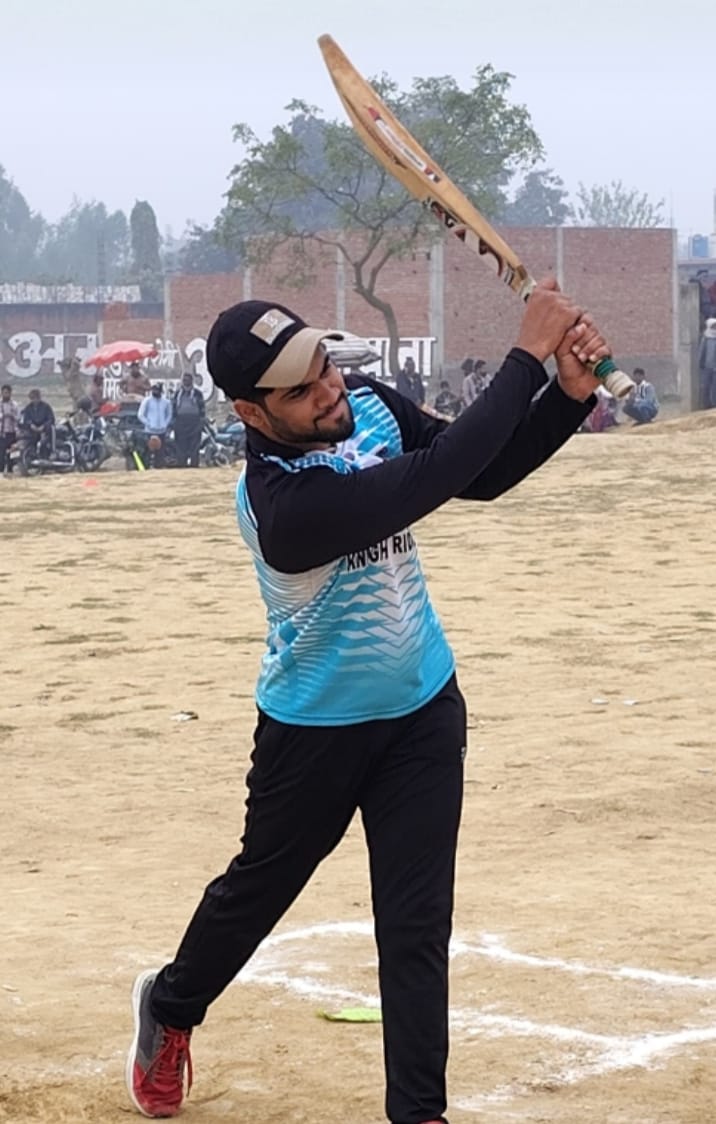 शाहजहांपुर में जीएफ कॉलेज मैदान पर आयोजित टूर्नामेंट में शॉट खेलता बल्लेबाज। स्रोत: आयोजक शाहजहांपुर में जीएफ कॉलेज मैदान पर आयोजित टूर्नामेंट में शॉट खेलता बल्लेबाज। स्रोत: आयोजक