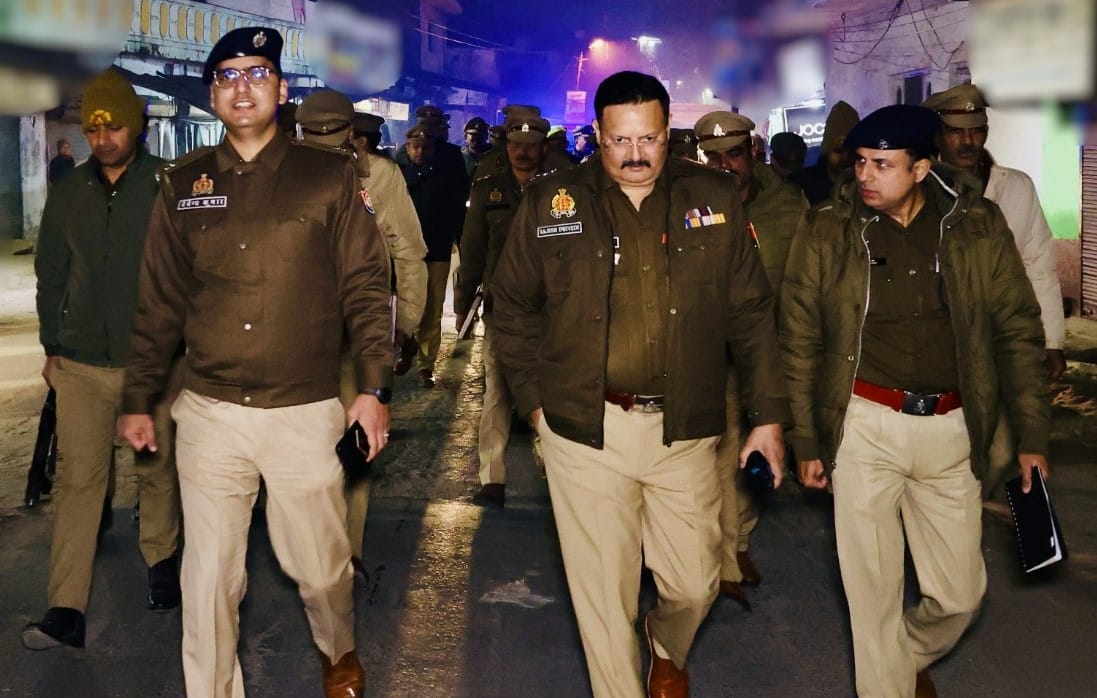 शाहजहांपुर में शोरूम पर सजाए गए उपहार। संवाद