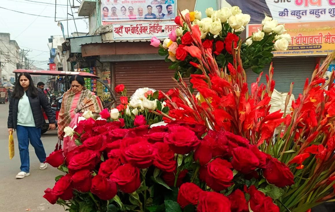 शाहजहांपुर में शोरूम पर सजाए गए उपहार। संवाद