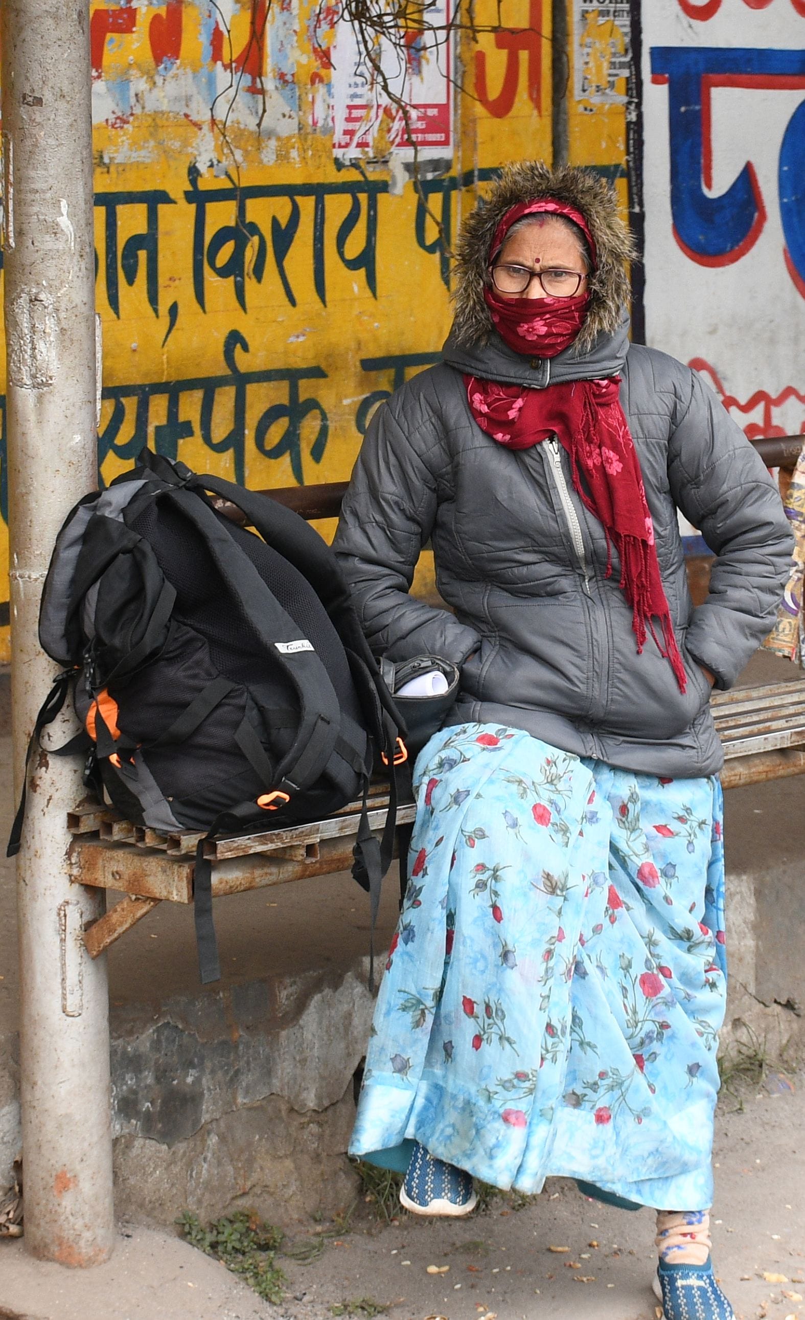ठंड में अपने गंतव्य को जाते लोग। ठंड में अपने गंतव्य को जाते लोग।