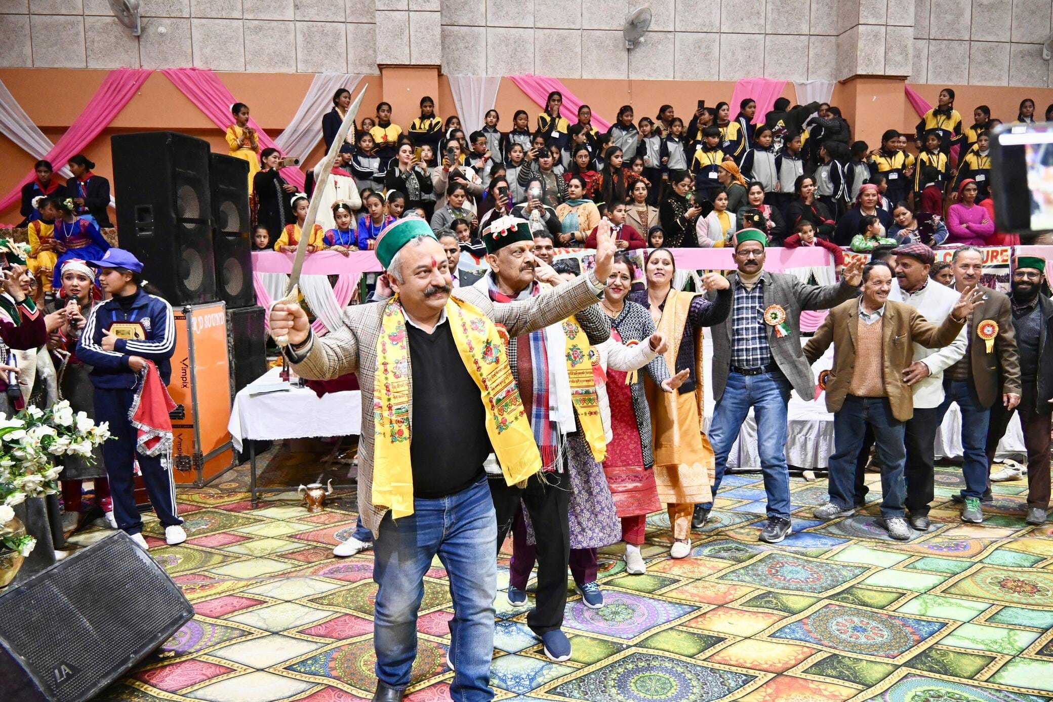 दत्तनगर स्कूल के वार्षिक समारोह में विद्यार्थियों को सम्मानित करते मंत्री। स्रोत : डीपीआरओ