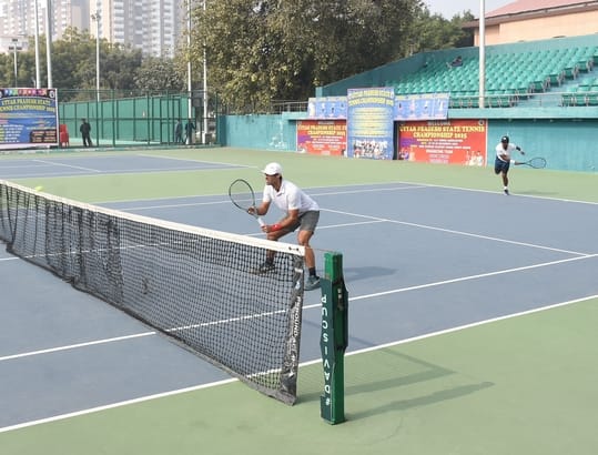 विजयंत खंड मिनी स्टेडियम के टेनिस एरीना में आयोजित टेनिस प्रतियोगिता के मुकाबलों में हिस्सा लेत