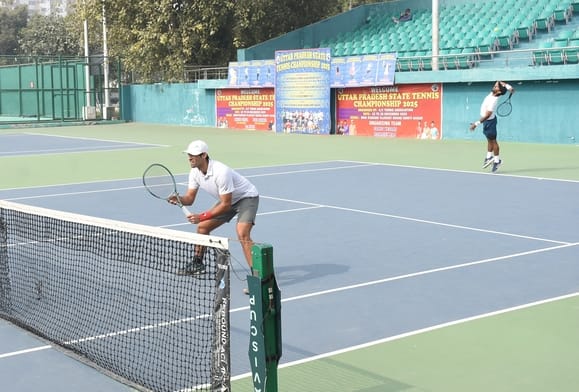 विजयंत खंड मिनी स्टेडियम के टेनिस एरीना में आयोजित टेनिस प्रतियोगिता के मुकाबलों में हिस्सा लेत