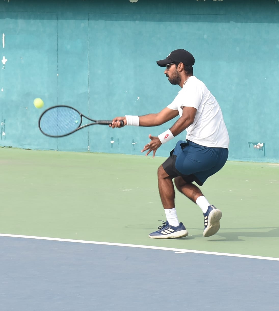 विजयंत खंड मिनी स्टेडियम के टेनिस एरीना में आयोजित टेनिस प्रतियोगिता के मुकाबलों में हिस्सा लेत