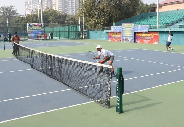 विजयंत खंड मिनी स्टेडियम के टेनिस एरीना में आयोजित टेनिस प्रतियोगिता के मुकाबलों में हिस्सा लेत