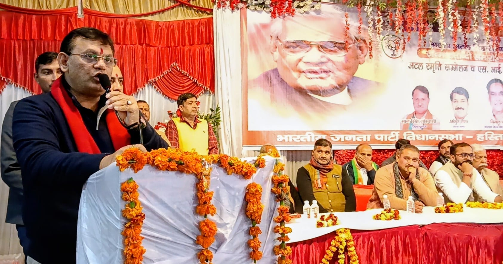 वयोवृद्ध कार्यकर्ता को सम्मानित करते राज्यमंत्री दिनेश खटीक आदि। (मवाना)