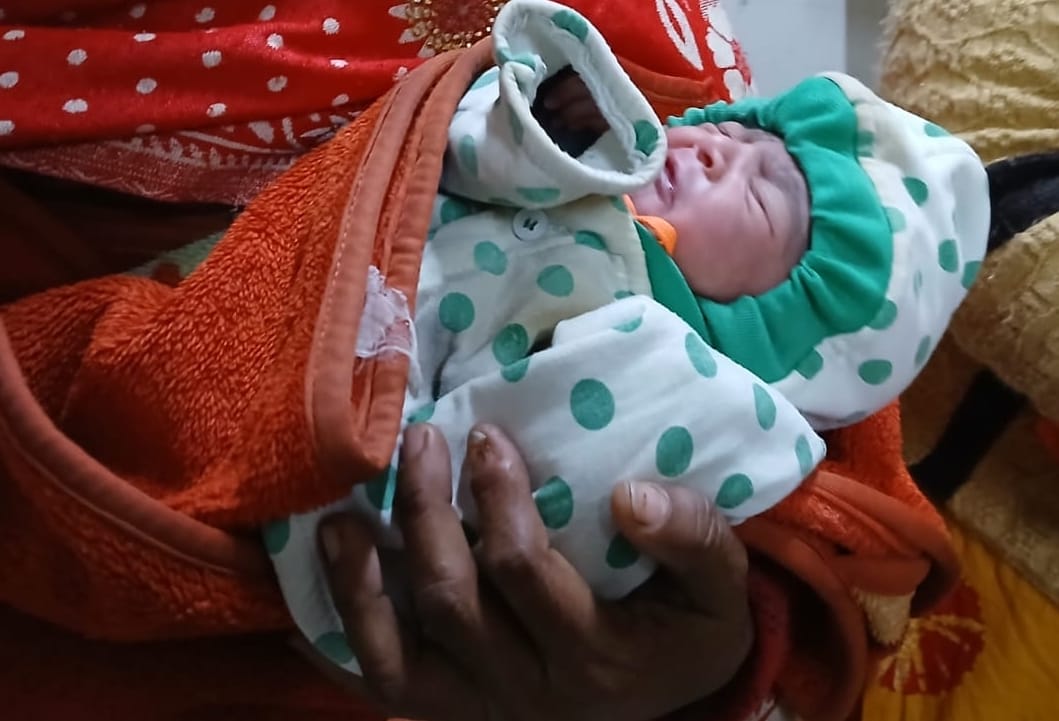 19...नागरिक अस्पताल में बांई ओर से मीरा देवी, तीमारदार संतोष व तीमारदार सपना नवजात  शिशुओं के 