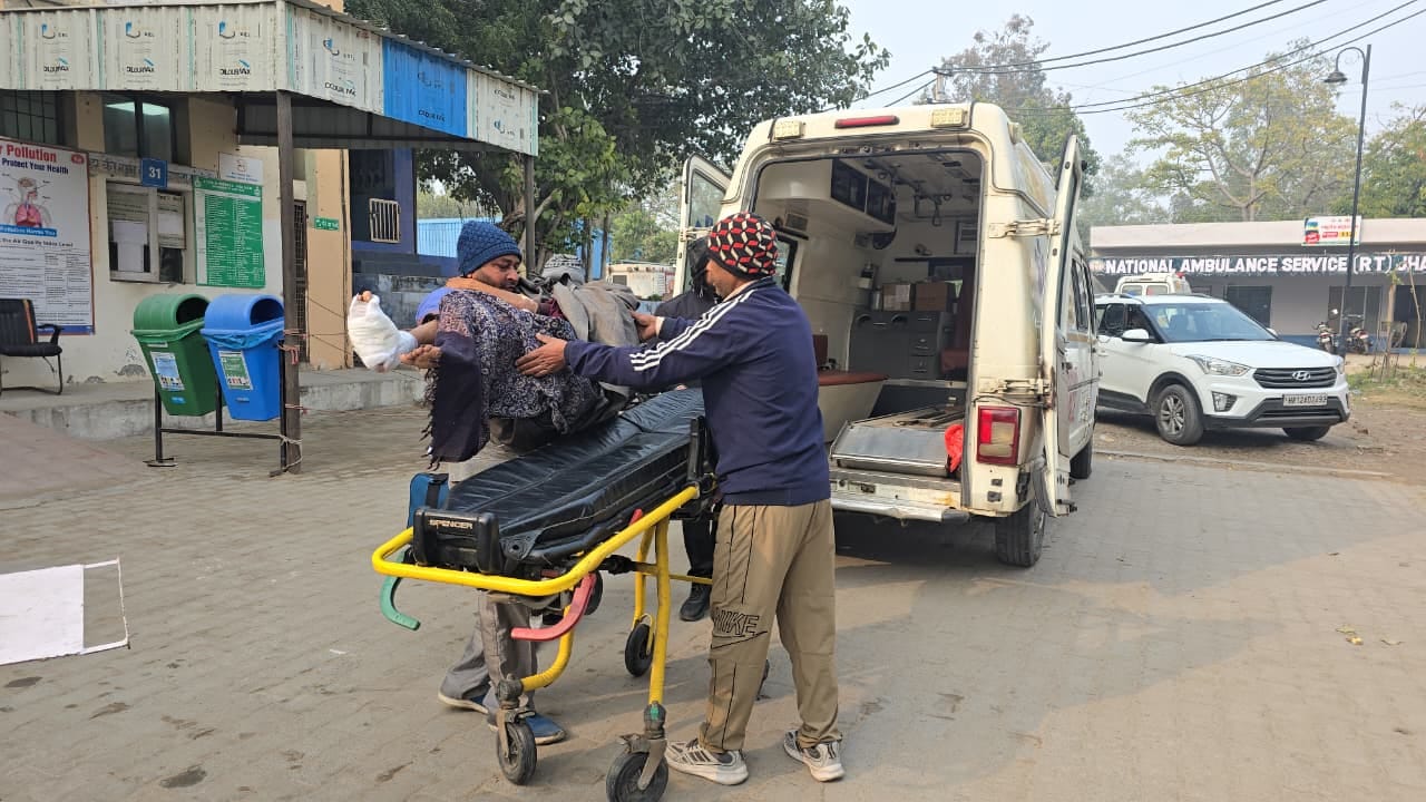 31jjrp16- झज्जर के नागरिक अस्पताल के आपातकालीन विभाग में लाई गई पीड़ित महिला। संवाद