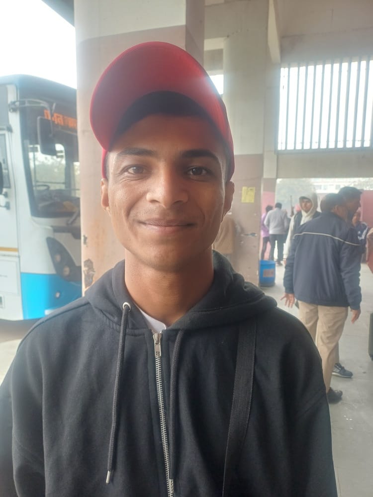 अंबाला छावनी बस अड्डा परिसर में घूमता बेसहारा गोवंश। संवाद अंबाला छावनी बस अड्डा परिसर में घूमता बेसहारा गोवंश। संवाद