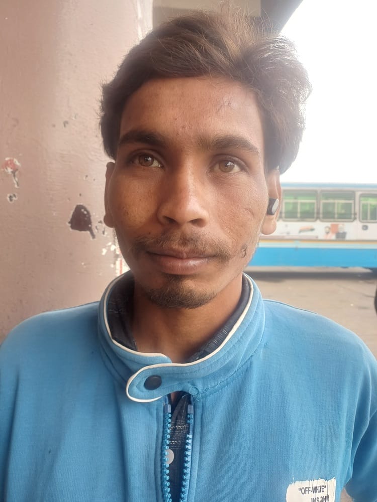 अंबाला छावनी बस अड्डा परिसर में घूमता बेसहारा गोवंश। संवाद अंबाला छावनी बस अड्डा परिसर में घूमता बेसहारा गोवंश। संवाद