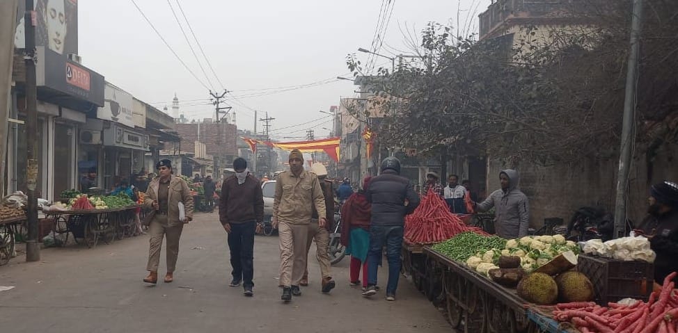 अंबाला कैंट थाने में कान पकड़कर माफी मांगता आरोपी रेडियोग्राफर। संवाद