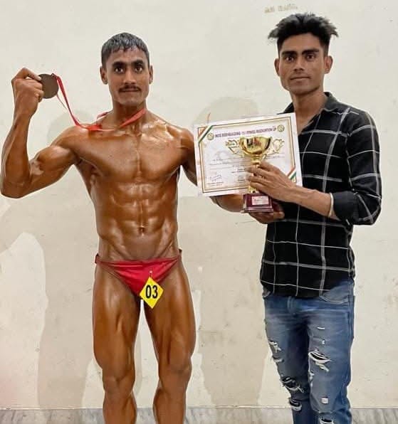 अवार्ड जीतने के बाद बॉक्सर रामू फोटो स्रोत स्वयं अवार्ड जीतने के बाद बॉक्सर रामू फोटो स्रोत स्वयं