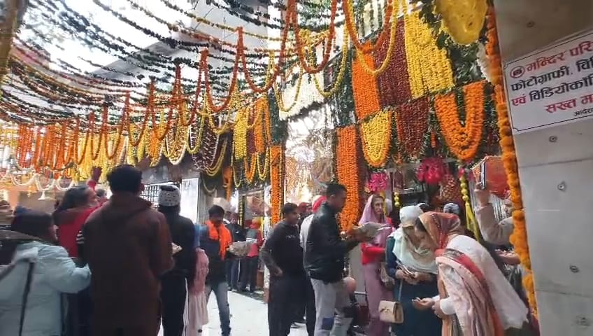 बाबा बालक नाथ मंदिर दियोटसिद्ध में माथा टेकने के लिए लाइन में लगे श्रद्धालु। संवाद बाबा बालक नाथ मंदिर दियोटसिद्ध में माथा टेकने के लिए लाइन में लगे श्रद्धालु। संवाद