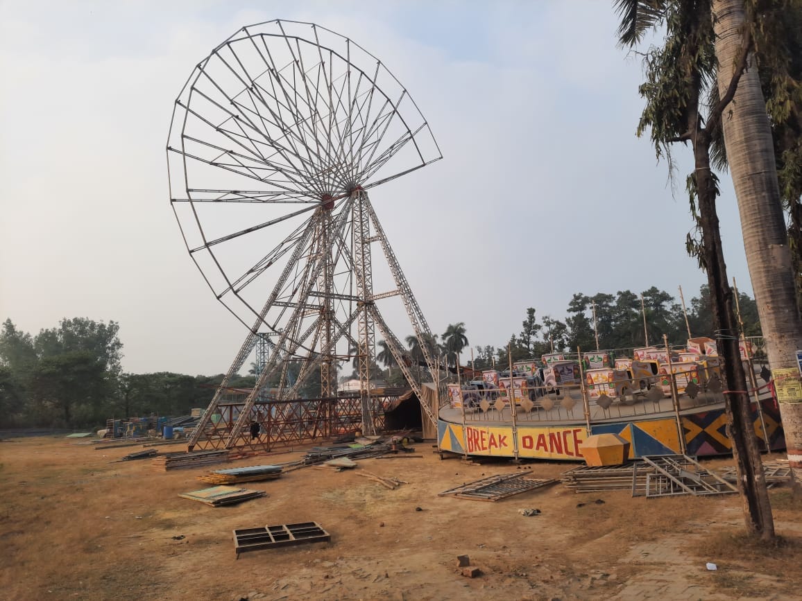 बाजार में नए साल के लिए तैयार बुके व फूल-संवाद