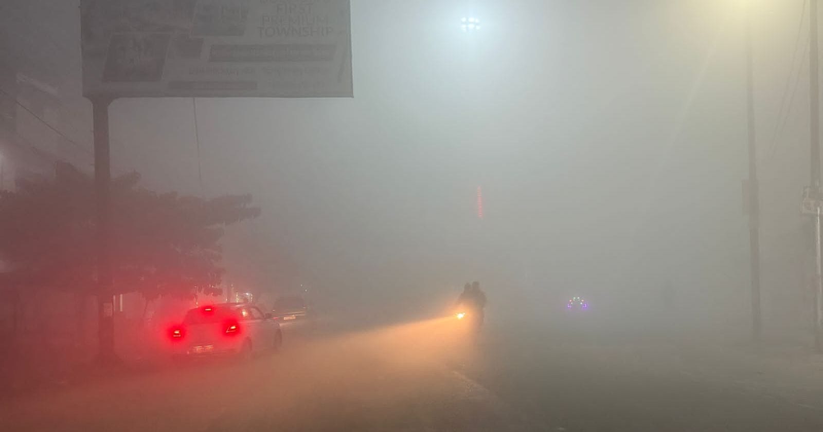 बिल्सी सीएचसी पर लगे शिविर में महिलाओं का परीक्षण करती डा.जयश्री शर्मा। संवाद